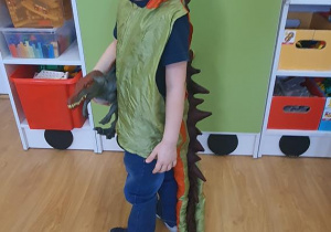 Filip jako dinozaur.